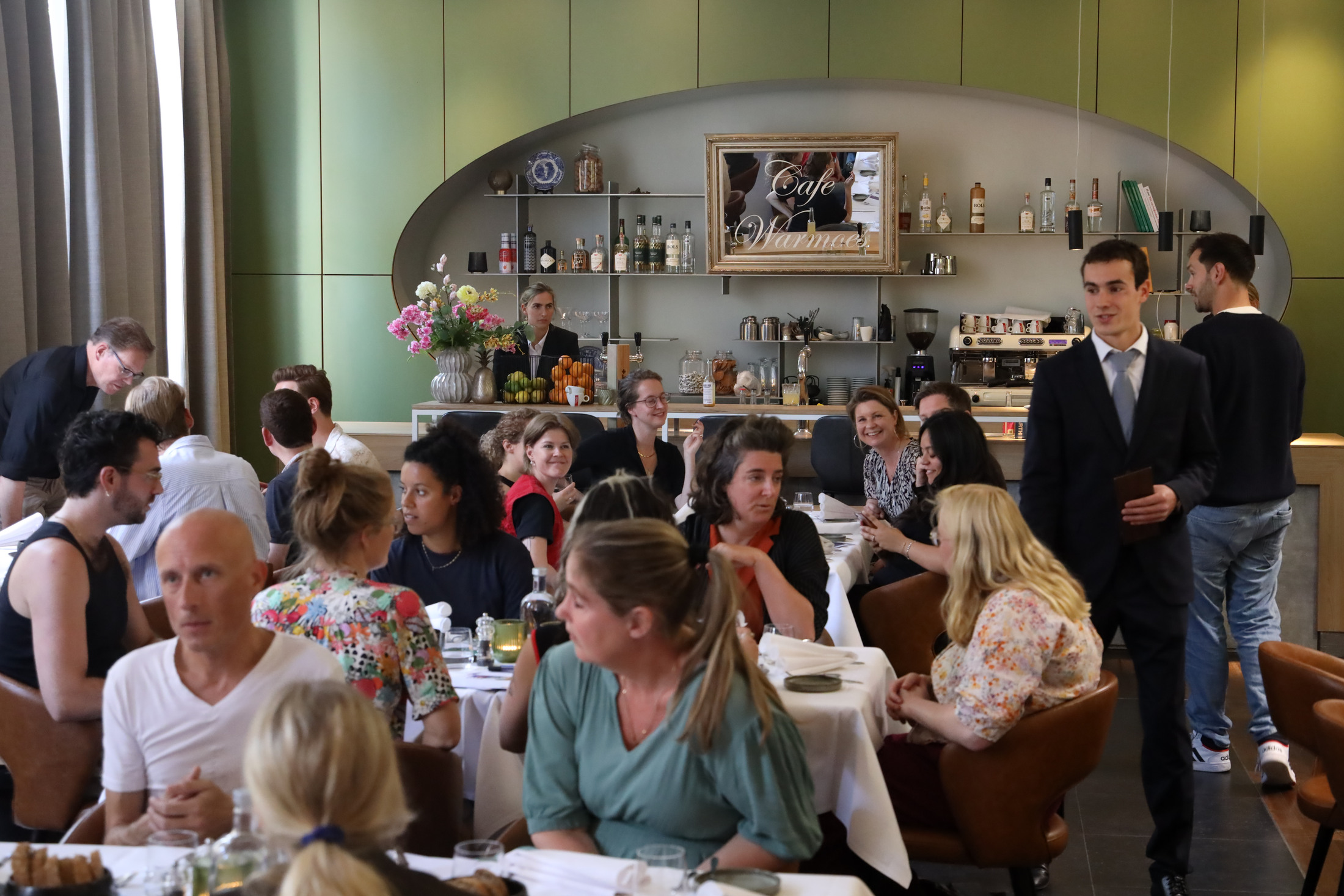 De bijeenkomst in de ruimte — Aan tafel in Amsterdam