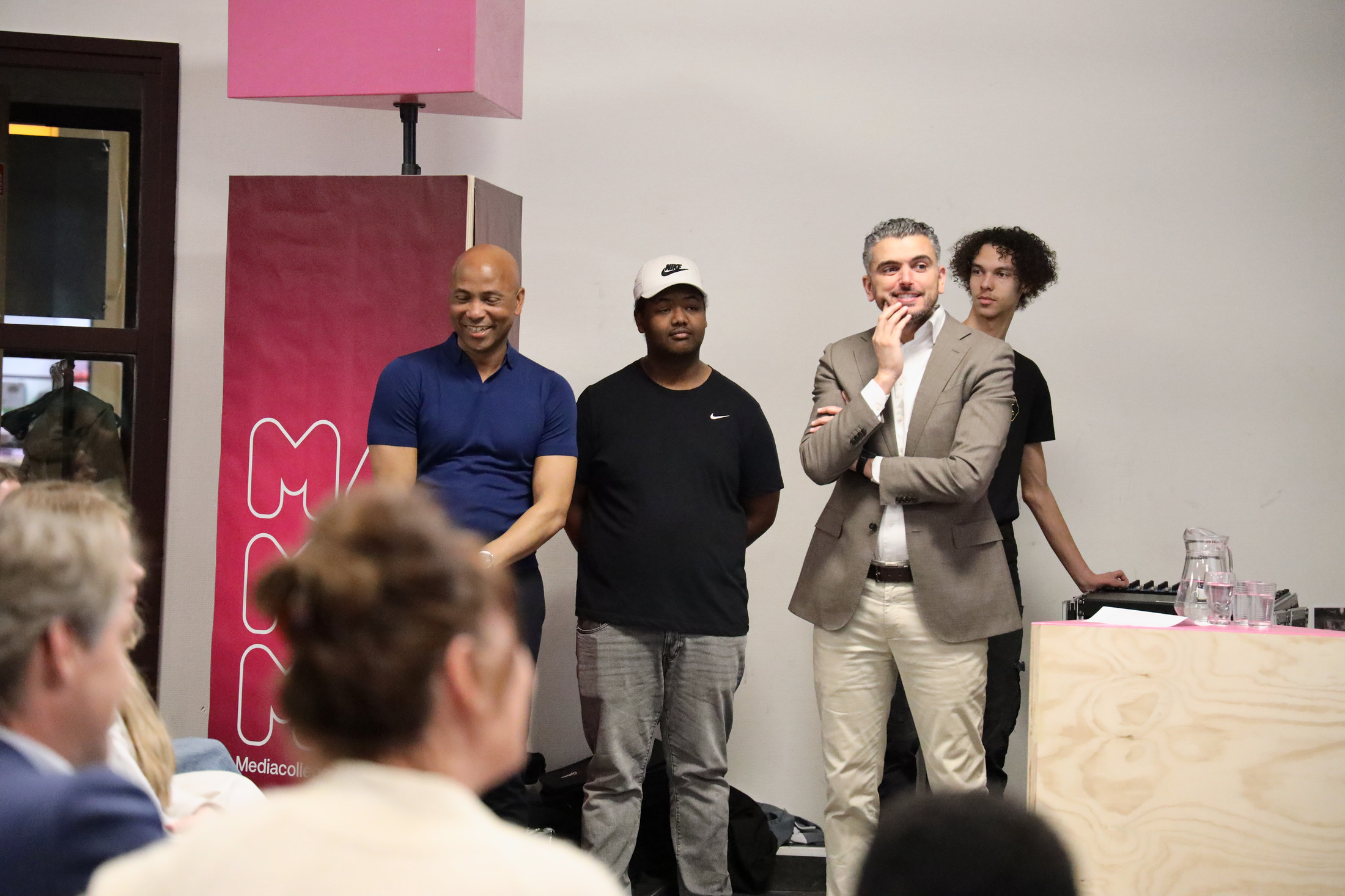 Sprekers en studenten bij elkaar — Gastles op het Mediacollege
